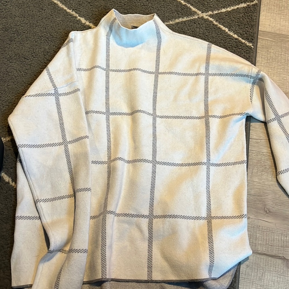 Max studio sweater. White with grey lines XL